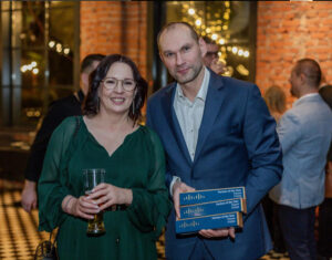 Piotr Mendoń, dyrektor działu technicznego Trecom Warszawa, z trzema nagrodami Cisco Partner of the Year Poland FY2025.